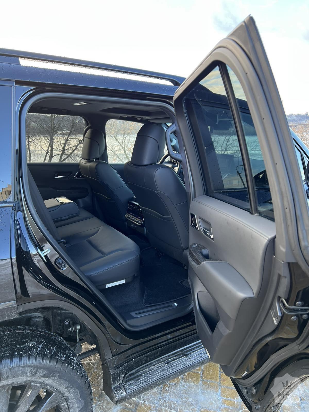 Прокат нового внедорожника Toyota Land Cruiser 300 Black Edition в Киеве