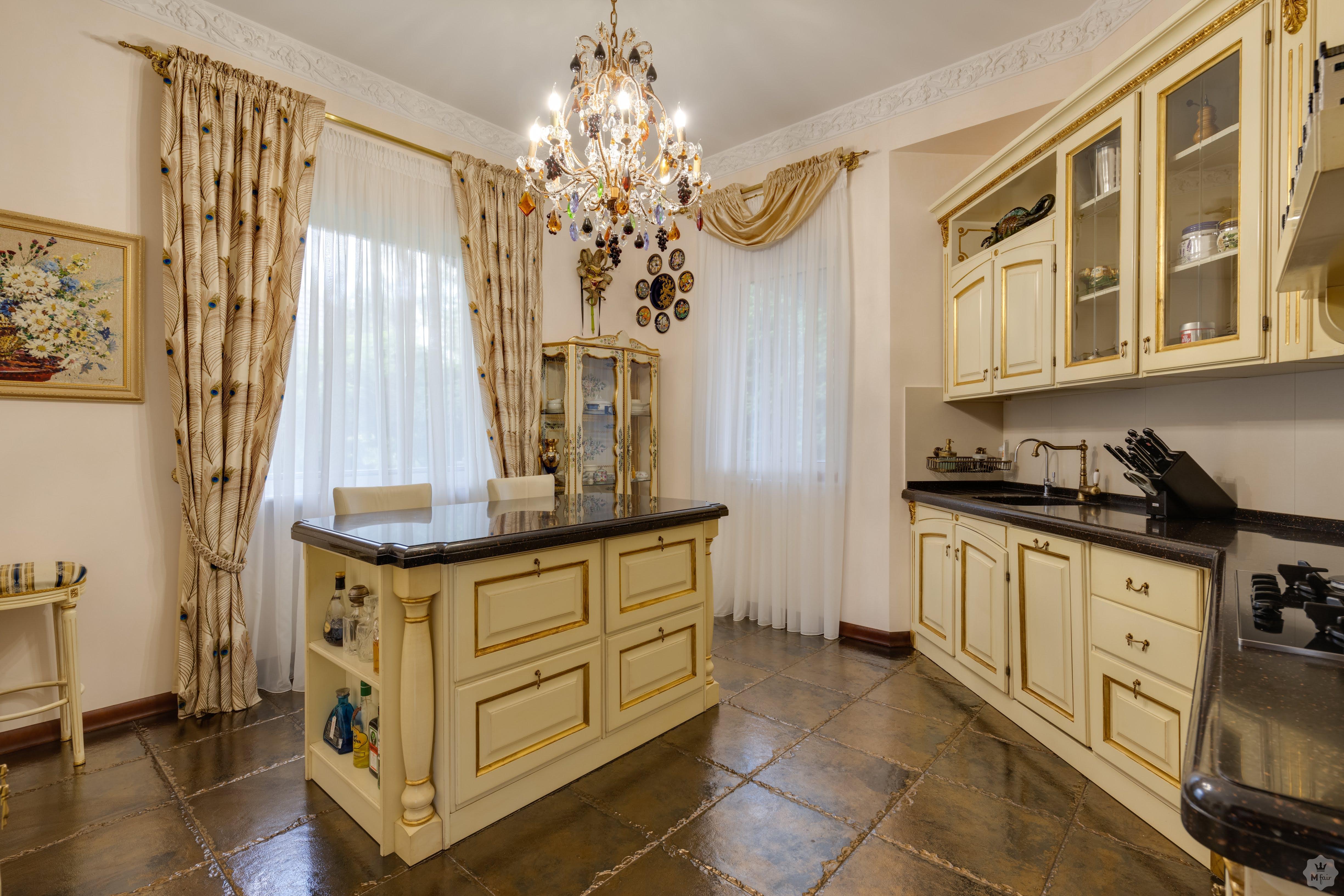 Продажа дома под Киевом в коттеджном городке Золоче