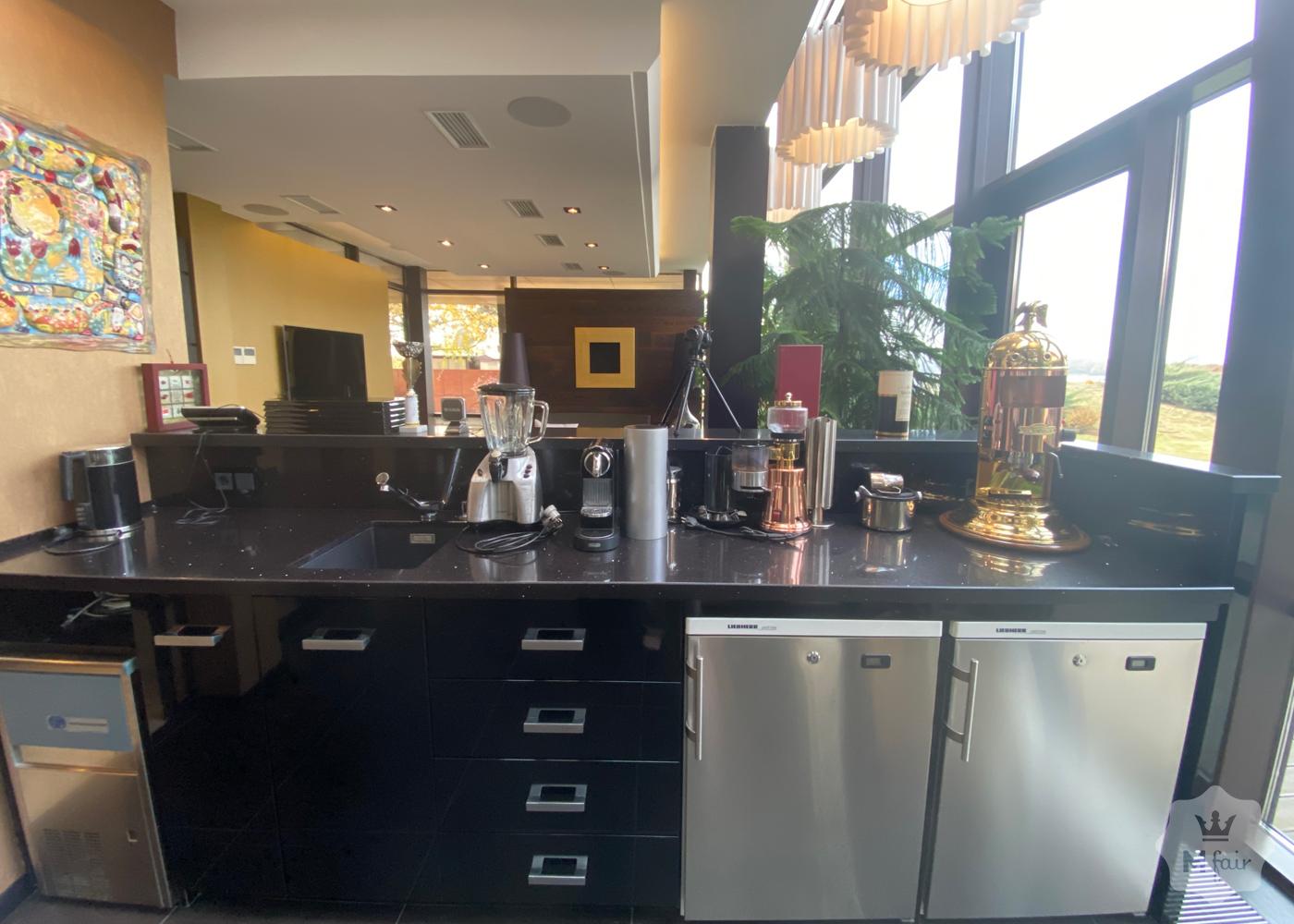 Продажа современного дома с бассейном под Киевом на Осокорках