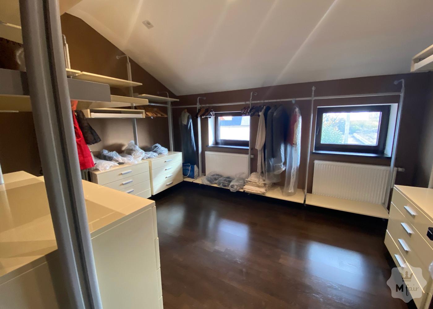 Продажа современного дома с бассейном под Киевом на Осокорках