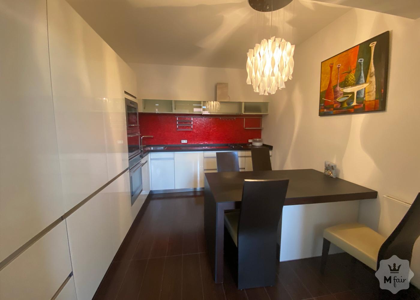 Продажа современного дома с бассейном под Киевом на Осокорках