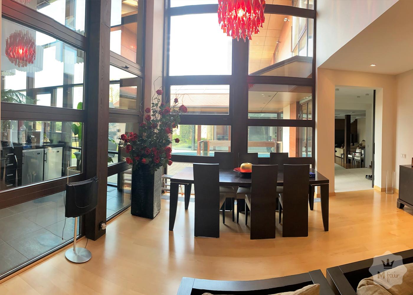 Продажа современного дома с бассейном под Киевом на Осокорках