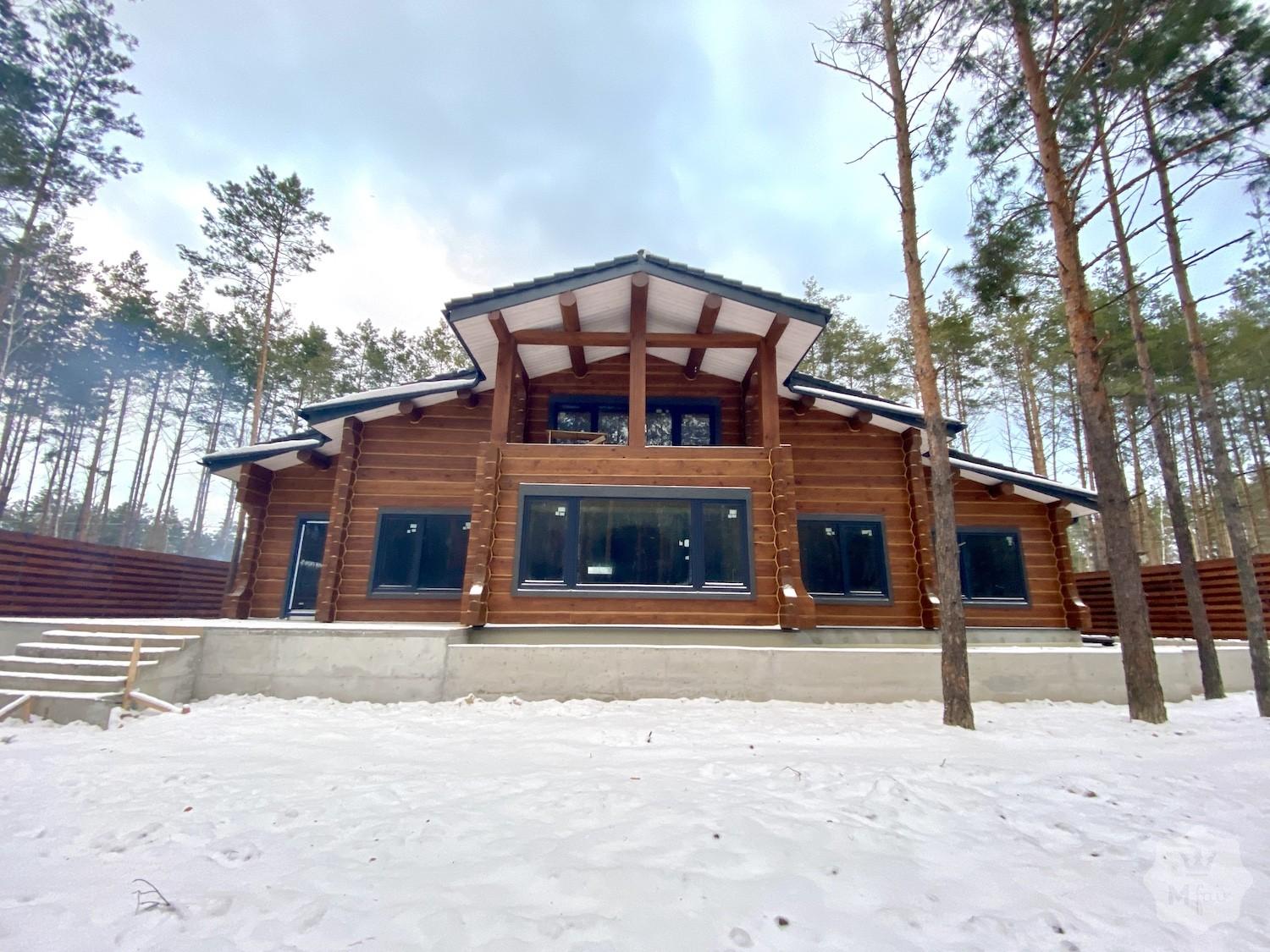 Продажа дома из сруба с сосновым лесом в пригороде Киева