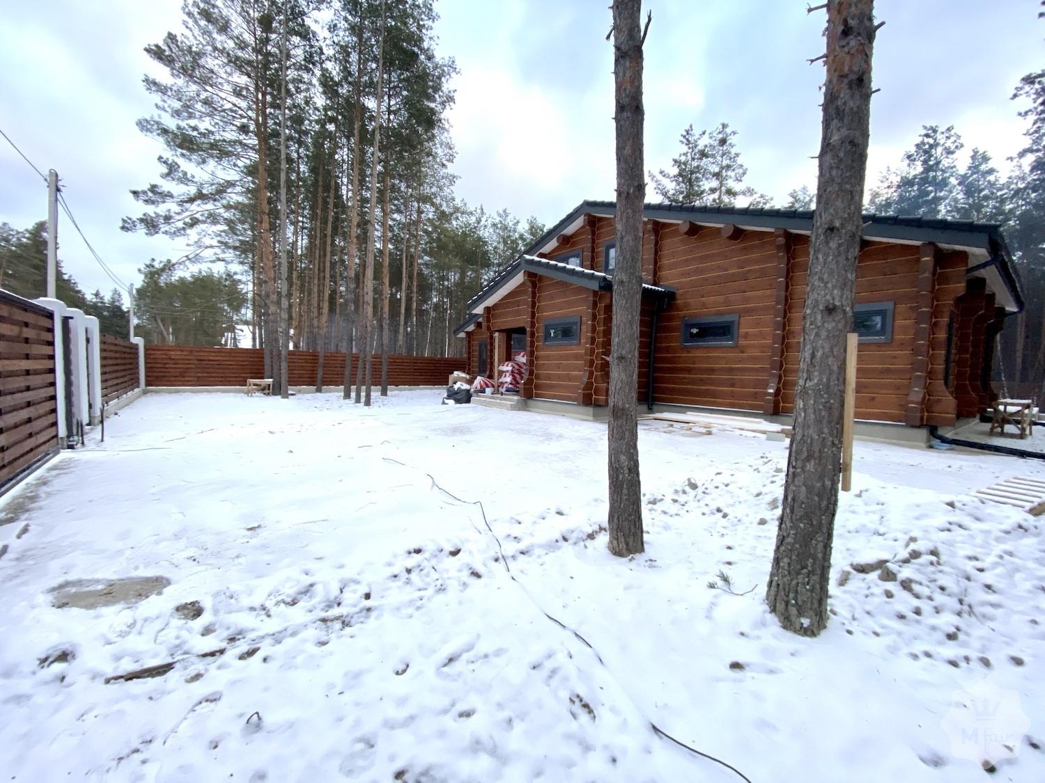 Продажа дома из сруба с сосновым лесом в пригороде Киева