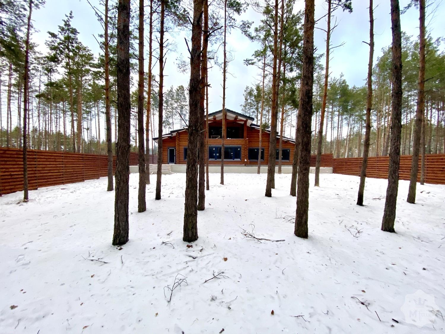 Продажа дома из сруба с сосновым лесом в пригороде Киева