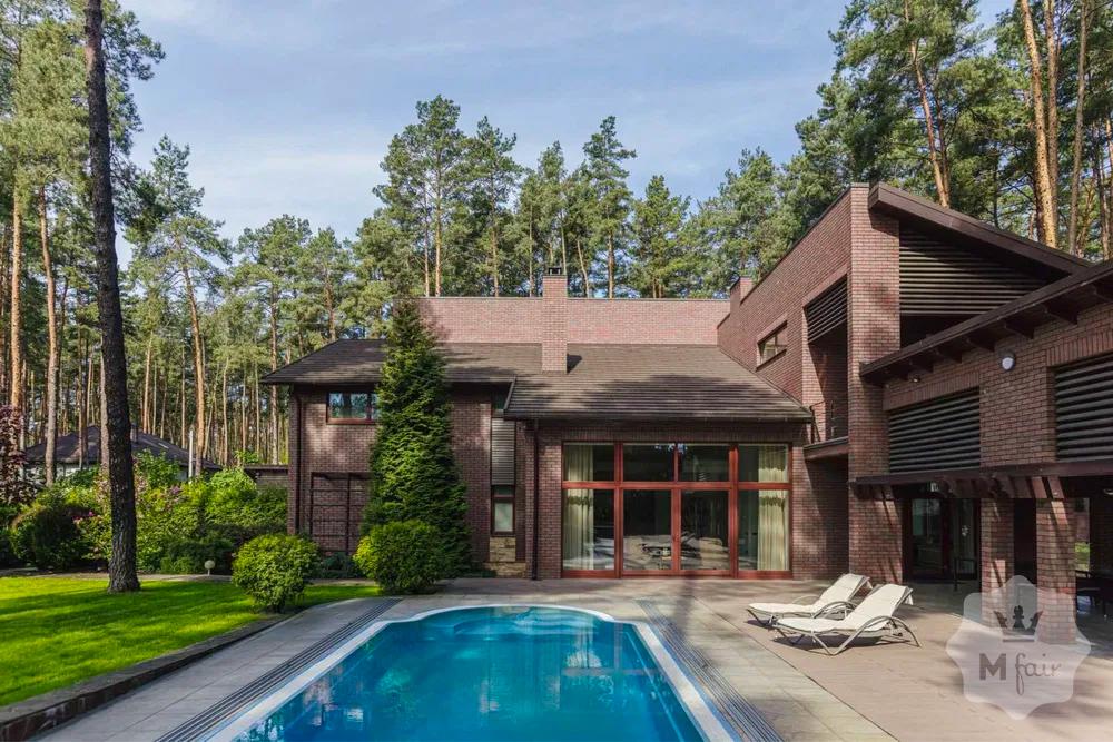 Продажа дома с бассейном в сосновом лесу в Буче под Киевом