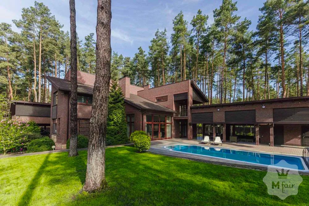 Продажа дома с бассейном в сосновом лесу в Буче под Киевом