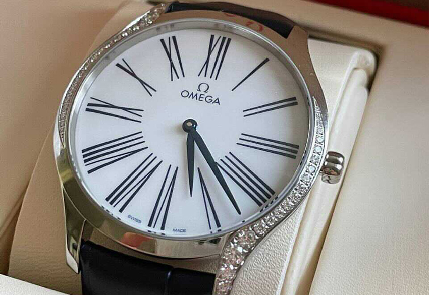 Продажа оригинальных женских часов Omega De Ville Trésor Quartz в Киеве