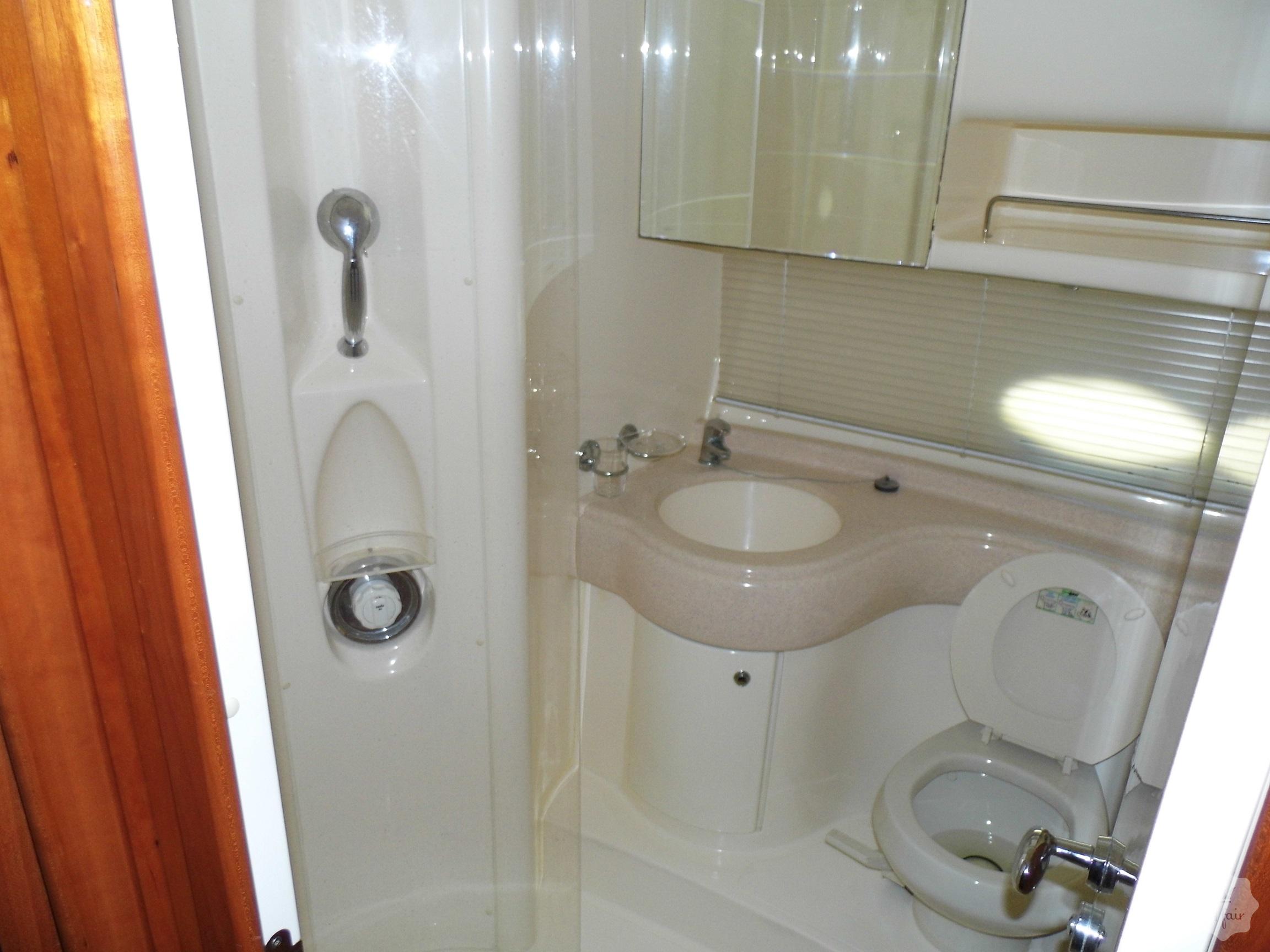 Продажа моторной яхты Azimut 42 в Киеве