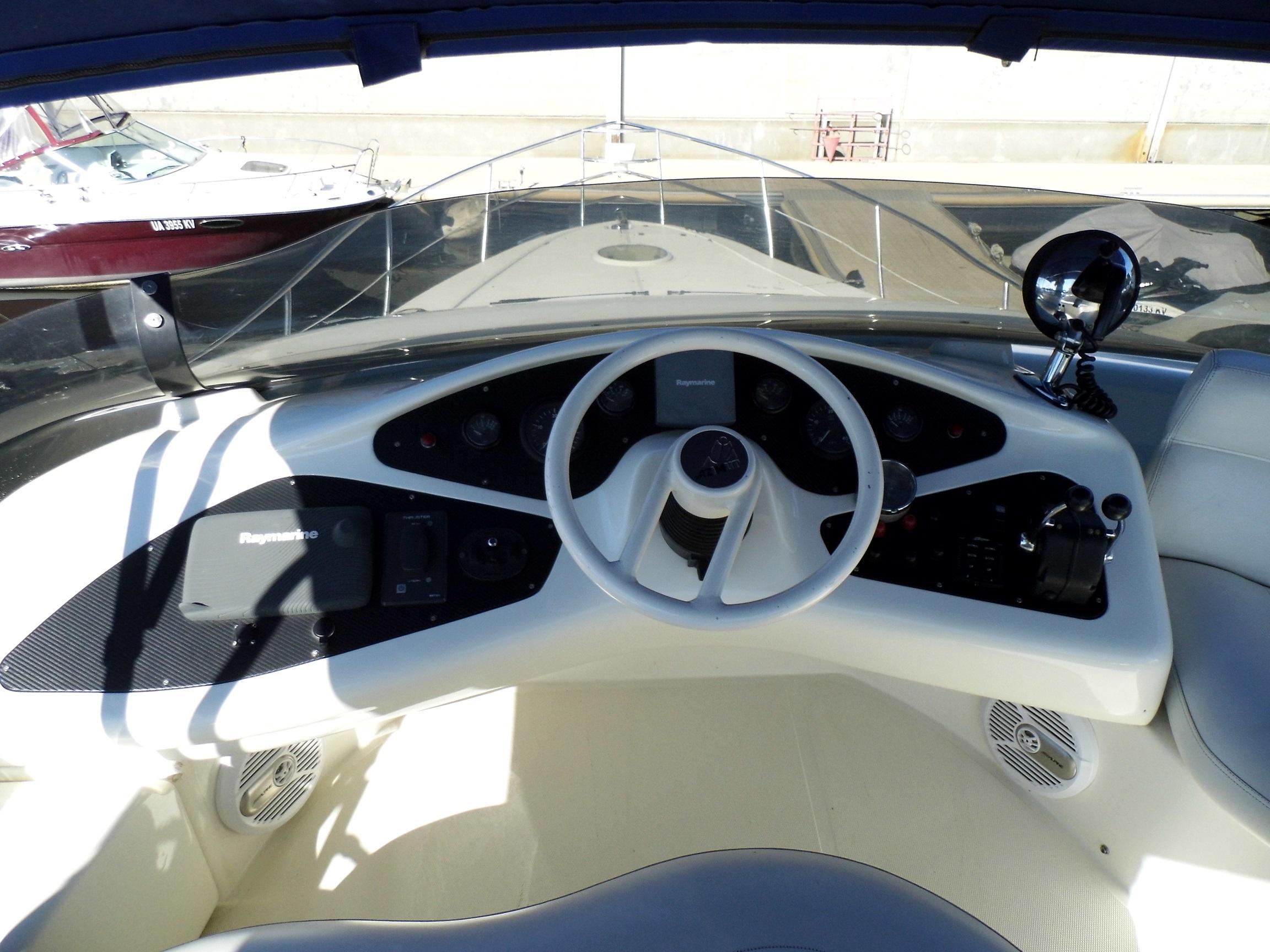 Продажа моторной яхты Azimut 42 в Киеве