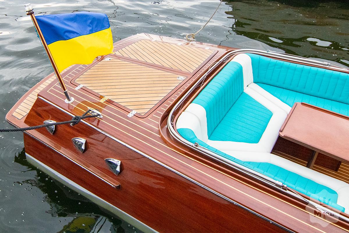 Продажа эксклюзивного катера в классическом стиле