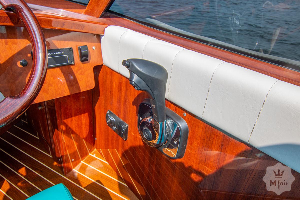 Продажа эксклюзивного катера в классическом стиле