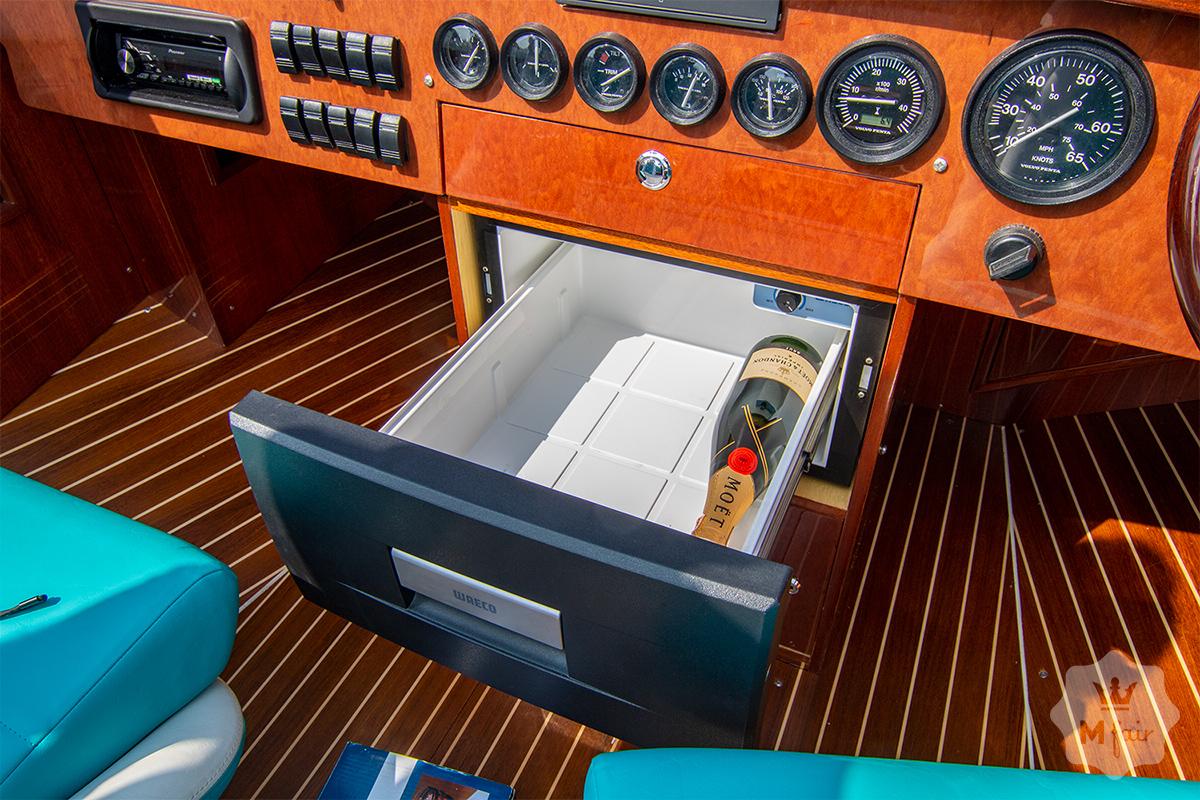 Продажа эксклюзивного катера в классическом стиле